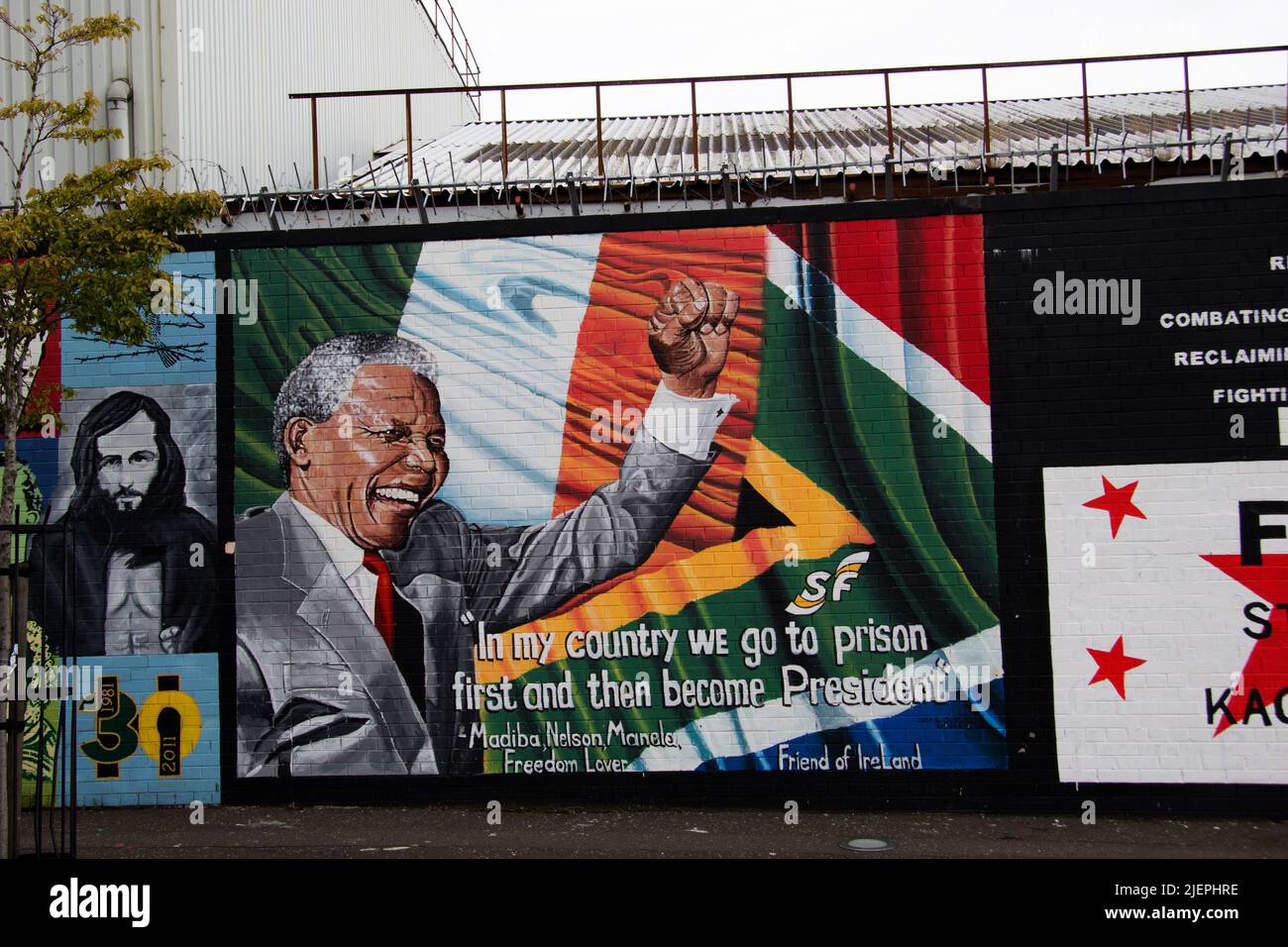 Le Peace Lines sono una serie di muri di separazione situati nell'Irlanda del Nord Foto Stock