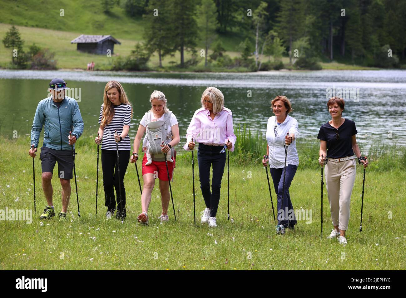 Elmau, Germania. 26th giugno 2022. Christian Neureuther, ex sciatore professionista. (l-r), Carrie Johnson, moglie del primo ministro britannico Boris Johnson, Miriam Neureuther, ex biatleta, Brigitte Macron, moglie del presidente francese Emmanuel Macron, Britta Ernst moglie del cancelliere tedesco OLAF Scholz (SPD) e Amelie Derbaudrenghien partner del presidente del Consiglio dell'UE Charles Michel durante un tour a piedi congiunto al lago Ferchensee. Credit: Karl-Josef Hildenbrand/dpa/Alamy Live News Foto Stock