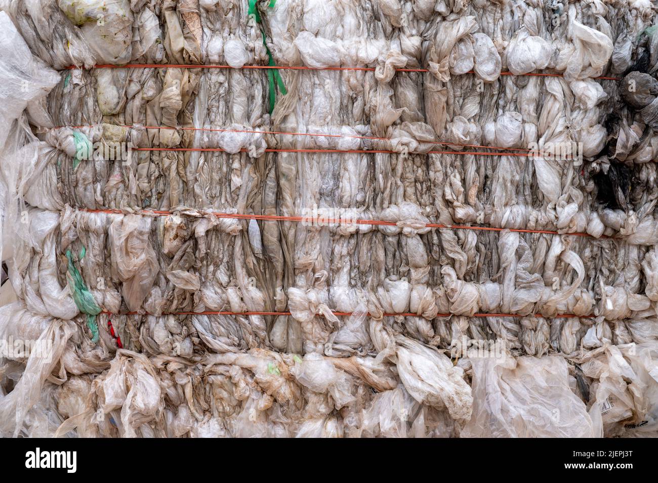 Primo piano di rifiuti di plastica presso il centro di riciclaggio Foto Stock