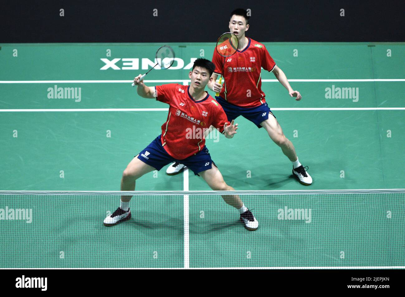 Kuala Lumpur, Malesia. 28th giugno 2022. Liu Yuchen (fronte)/ou Xuanyi gareggiano durante il doppio round maschile di 32 partite tra Liu Yuchen/ou Xuanyi in Cina e Chang Yee Jun/Yap Roy King in Malesia al Malaysia Open 2022 a Kuala Lumpur, Malesia, 28 giugno 2022. Credit: Chong Voon Chung/Xinhua/Alamy Live News Foto Stock