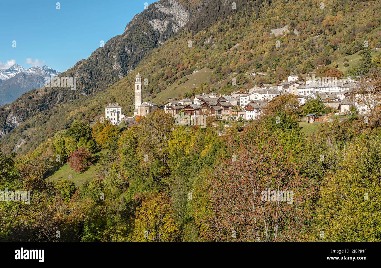 Vista sul paese di Soglio in Val Bregaglia in autunno, Ticino, Svizzera Foto Stock