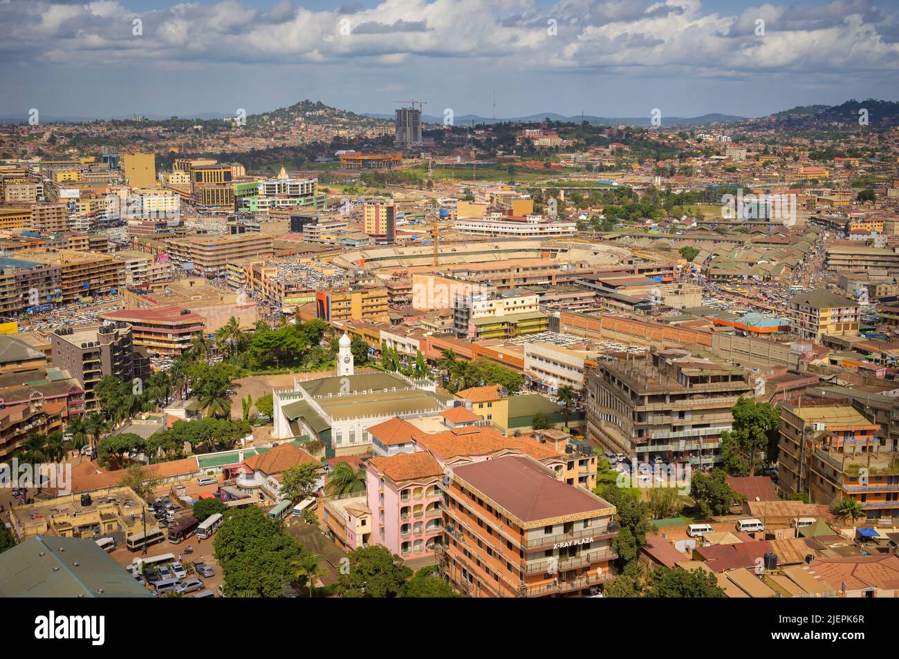 Kampala, Uganda - 02 giugno 2022: Vista aerea di Kampala in una giornata nuvolosa Foto Stock