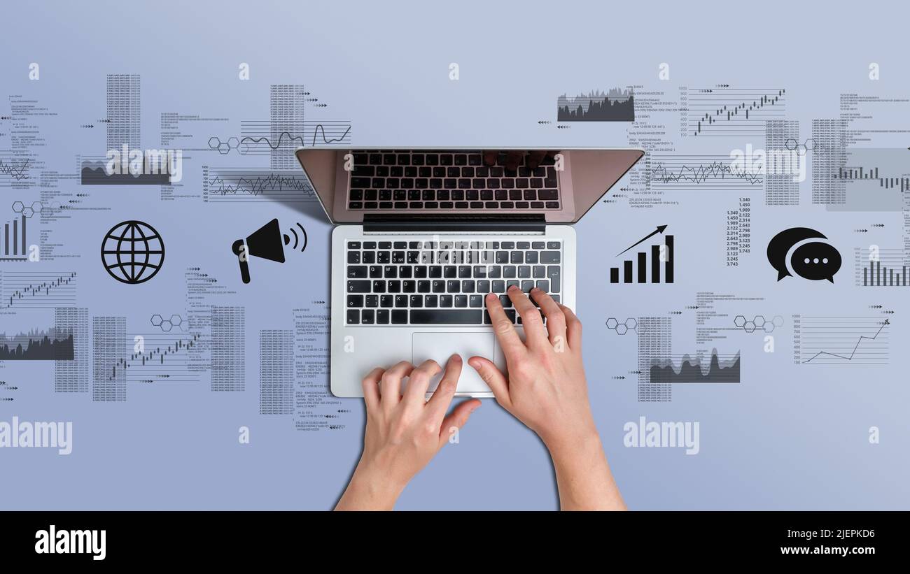 SMM o concetto di social media marketing. La persona sta lavorando su un computer portatile Foto Stock