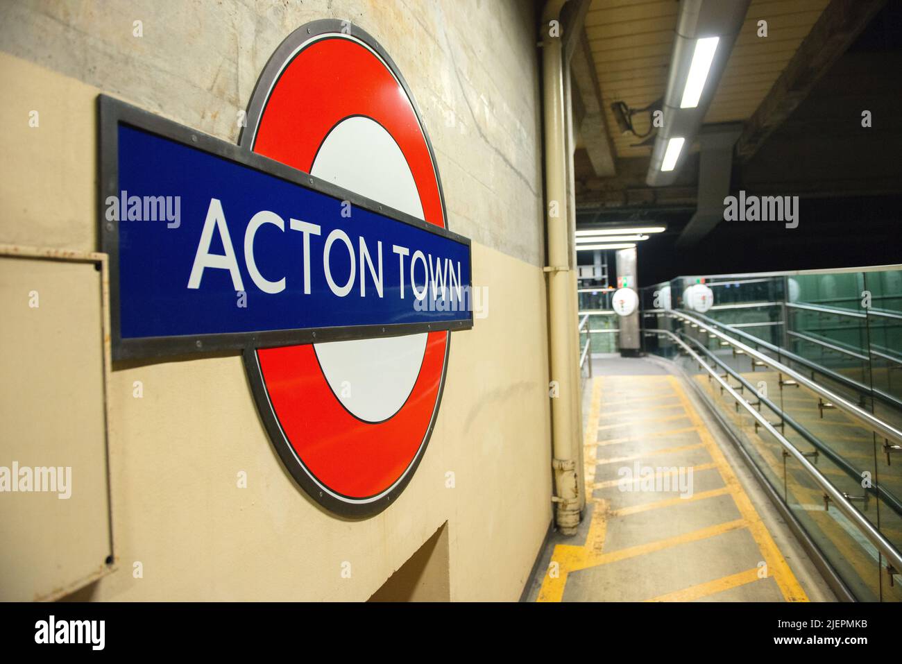 Londra, Regno Unito. La stazione della metropolitana di Acton Town, parte dell'esteso sistema metropolitano che trasporta milioni di pendolari all'anno. Foto Stock