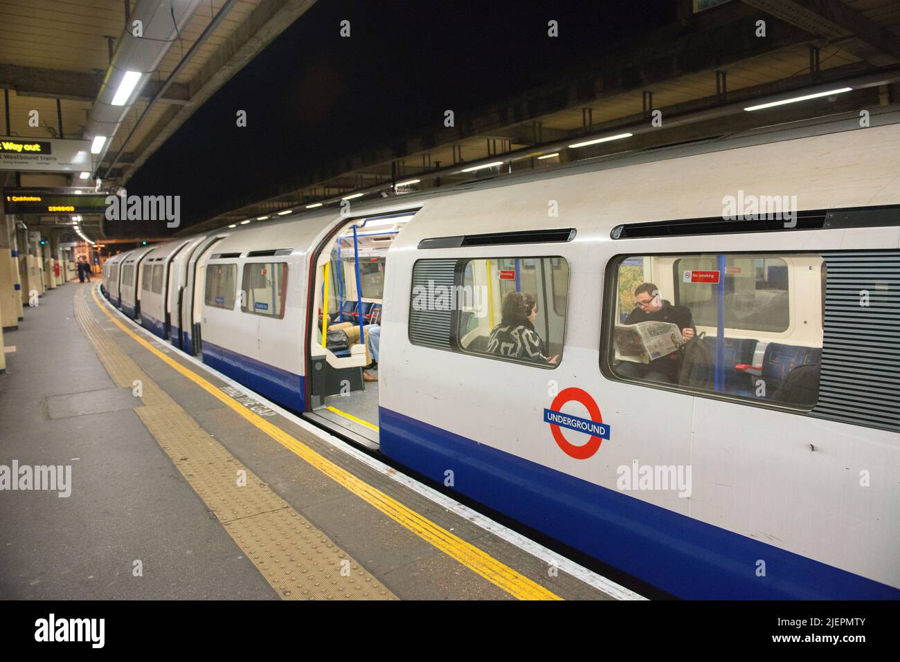 Londra, Regno Unito. Appena arriva il treno della metropolitana in attesa di partenza dalla stazione della metropolitana di Acton Town per trasportare pendolari in tarda notte in tutta la capitale britannica. Foto Stock