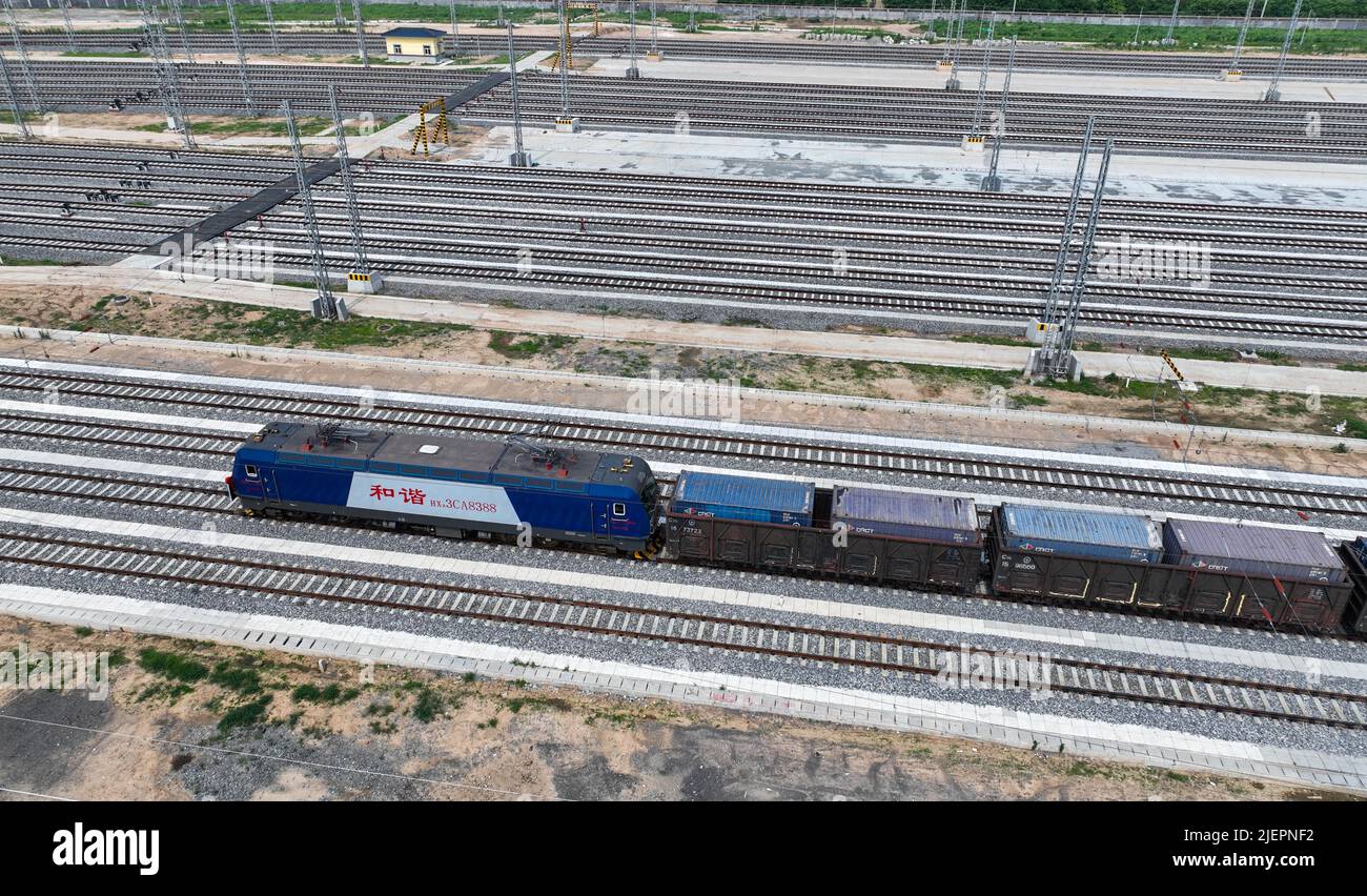 BINZHOU, CINA - 28 GIUGNO 2022 - il primo treno cargo 34302 riempito di ossido di alluminio viene trasportato a Shihezi, città di Binzhou, provincia di Shandong, CH Foto Stock