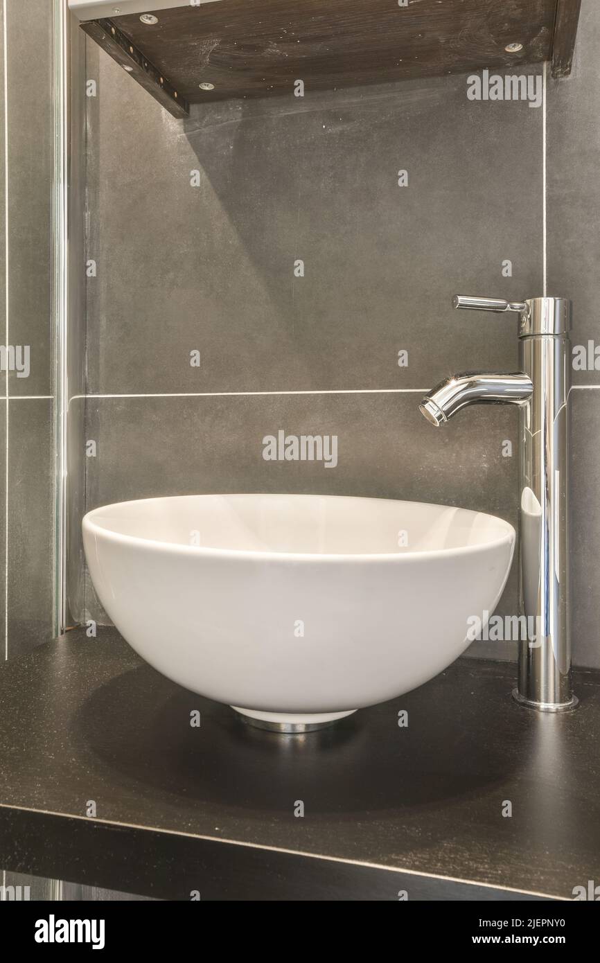 Lavello con rubinetto installato sul tavolo in bagno contemporaneo a casa Foto Stock