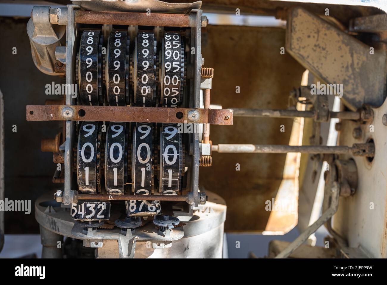 Un contatore di una pompa benzina vecchia e abbandonata. Numeri sul contatore. Foto Stock