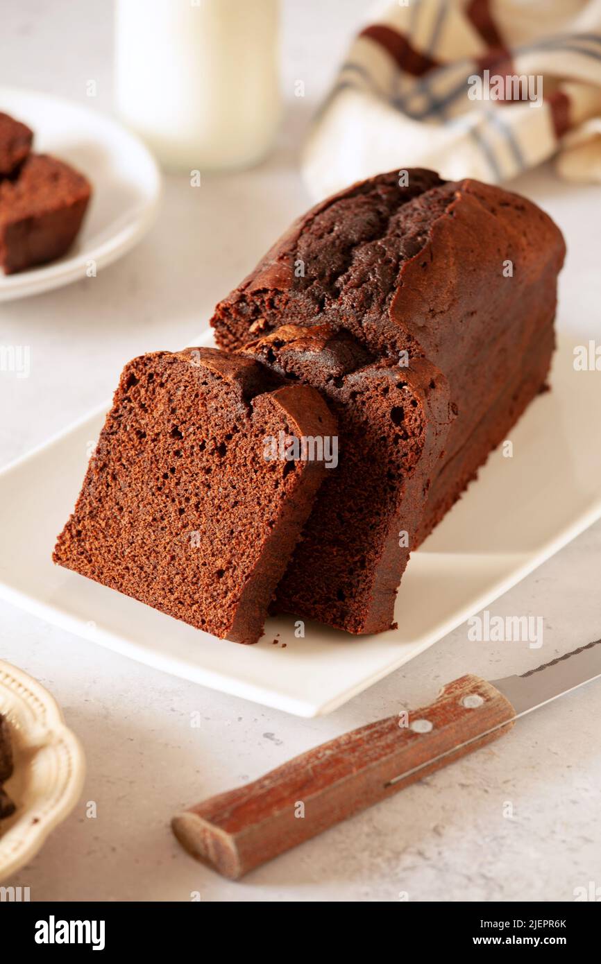 Fette di torta al cioccolato fondente fatta in casa su un piatto Foto Stock