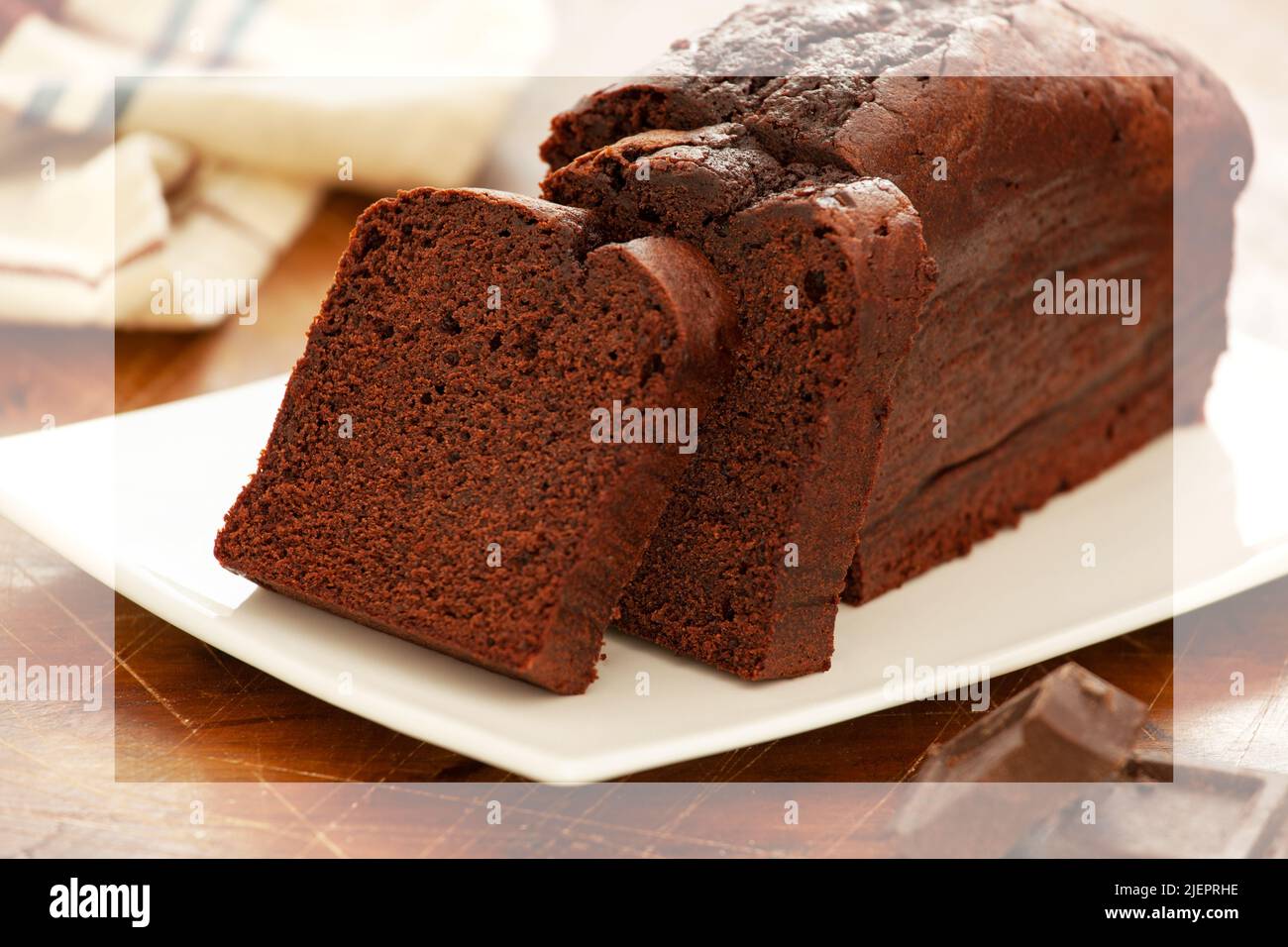 Fette di torta al cioccolato fondente fatta in casa su un piatto Foto Stock