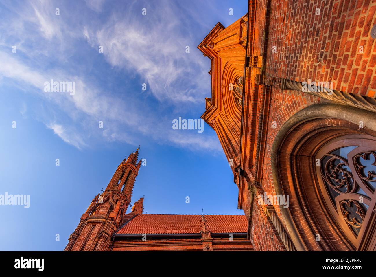 Vilnius, Lituania. Chiesa cattolica romana di Sant'Anna e Chiesa di San Francesco e San Bernardo nella Città Vecchia in Estate giorno del sole. Patrimonio mondiale dell'UNESCO Foto Stock