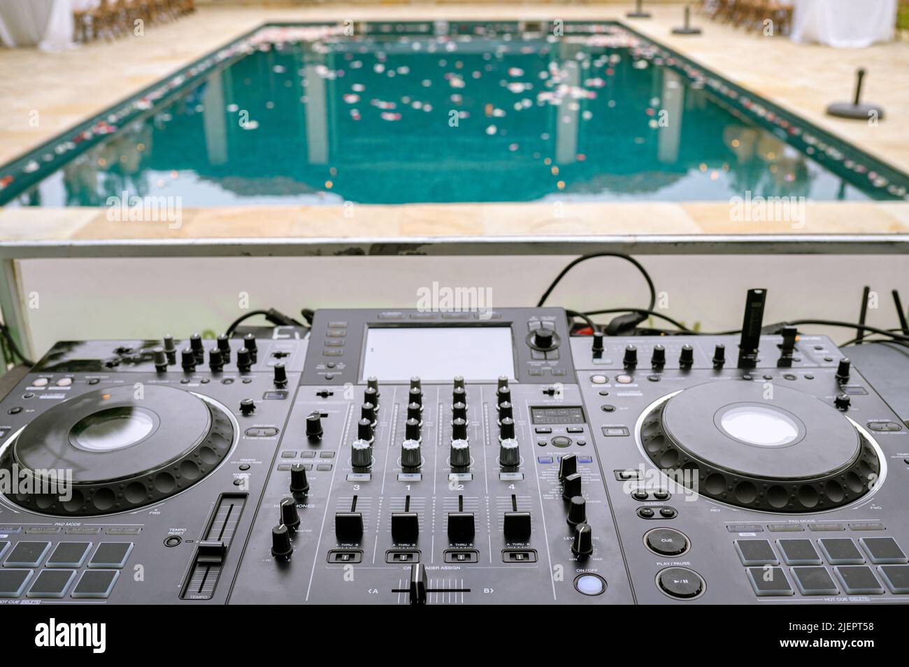 DJ mixer audio vicino alla piscina Foto Stock