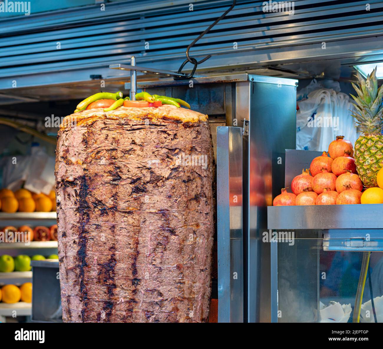 Il kebab è un grosso pezzo di carne quando si cuoce in cucina. Primo piano Foto Stock