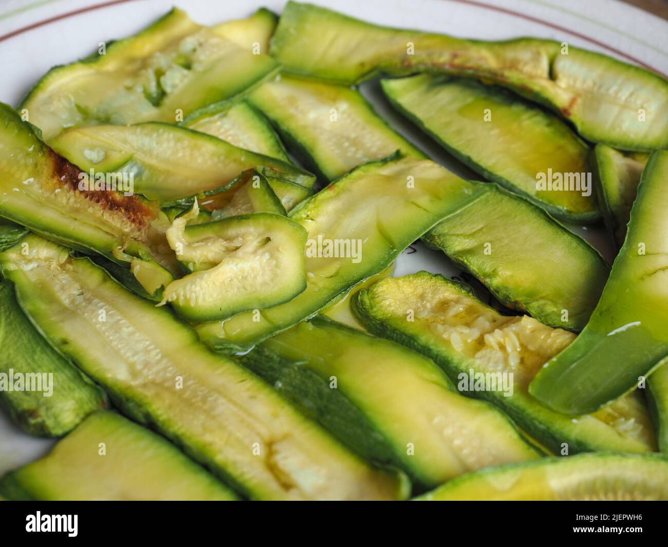 zucchine aka zucchine verdure vegetariane in un piatto Foto Stock