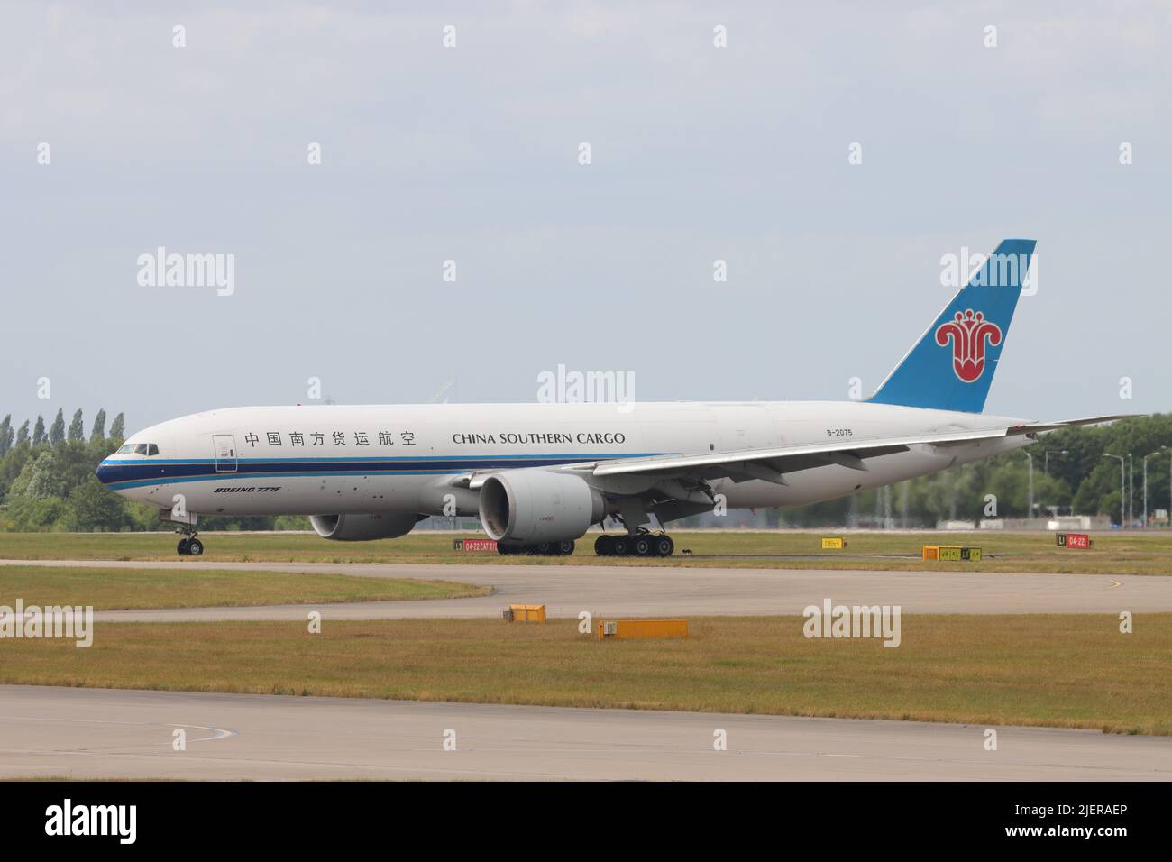 China Southern Cargo, Boeing 777 B-2075, atterrando all'aeroporto di Stansted, Essex, Regno Unito Foto Stock