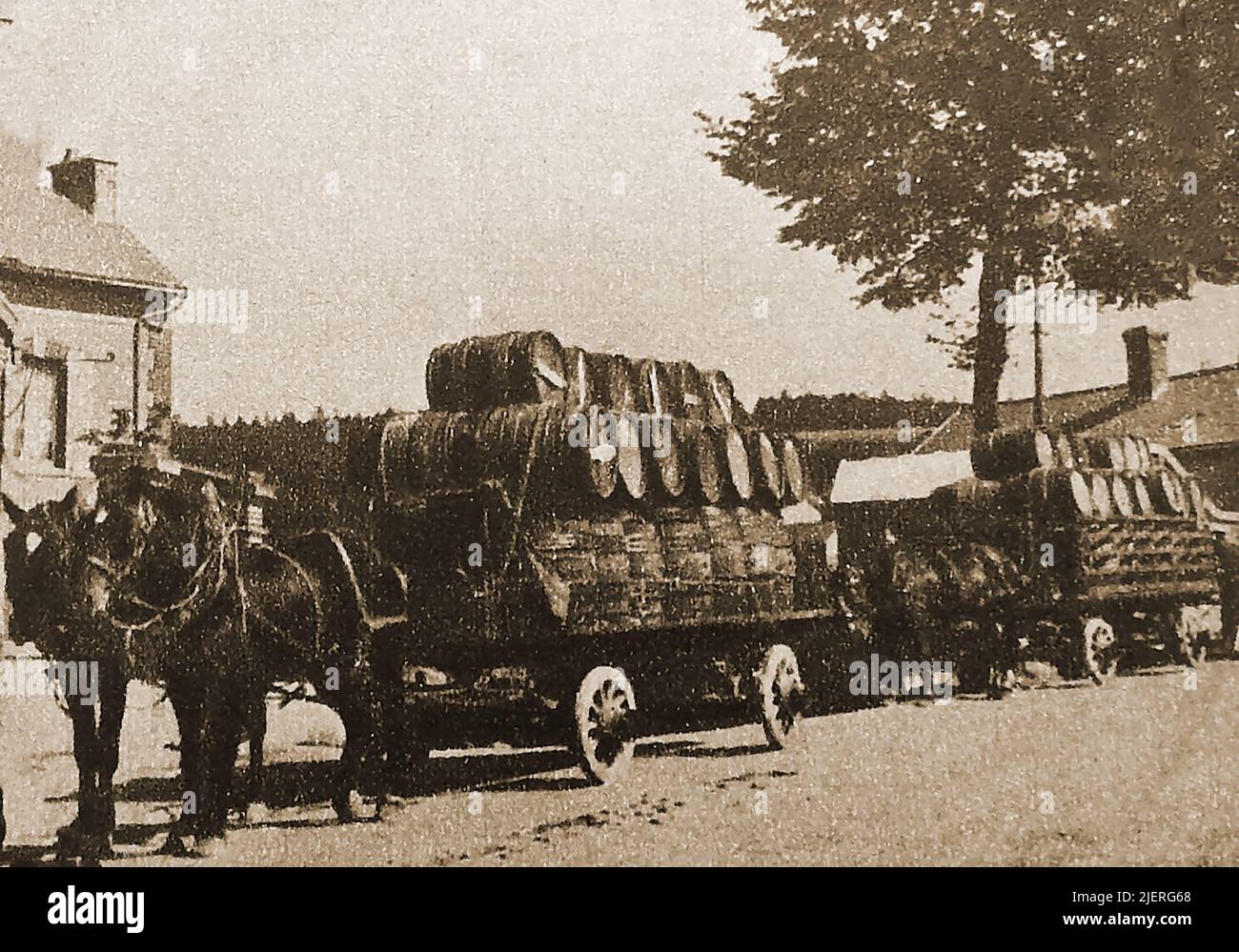 Prima Guerra Mondiale rimuovere barili di Champagne da Reims, Francia lontano dal nemico in avanzamento. Première Guerre mondiale Retrait des barils de Champagne de Reims, la France loin de l'ennemi qui avance. Foto Stock