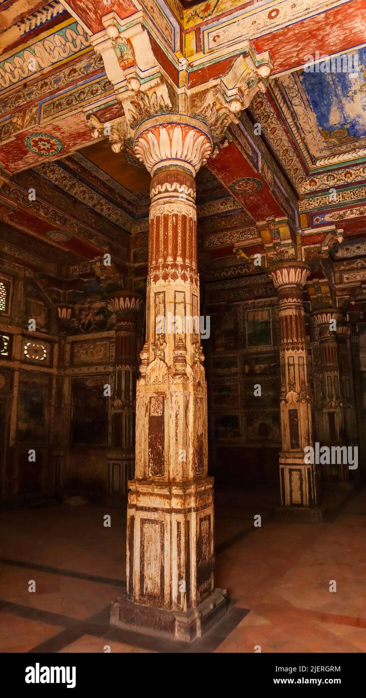 Colonne dipinte di Mandapa del tempio di Lord Shiva, Chhatris della dinastia Scindia, Gwalior, Madhya Pradesh, India. Foto Stock