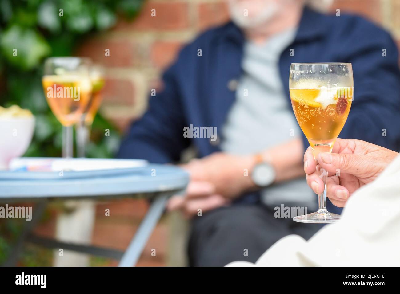 Persone che hanno un cocktail all'aperto in una giornata di sole Foto Stock