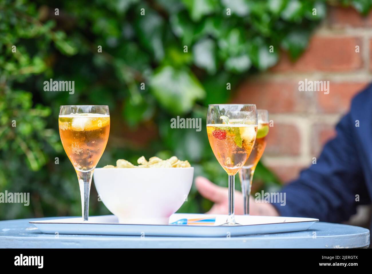 Persone che hanno un cocktail all'aperto in una giornata di sole Foto Stock