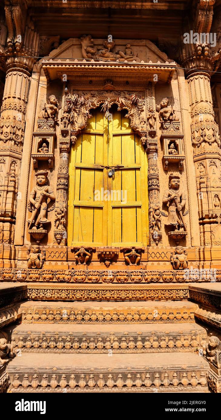 Porta chiusa del vecchio tempio Shiva di Chhatris di Dinastia Scindia, Gwalior, Madhya Pradesh, India. Foto Stock