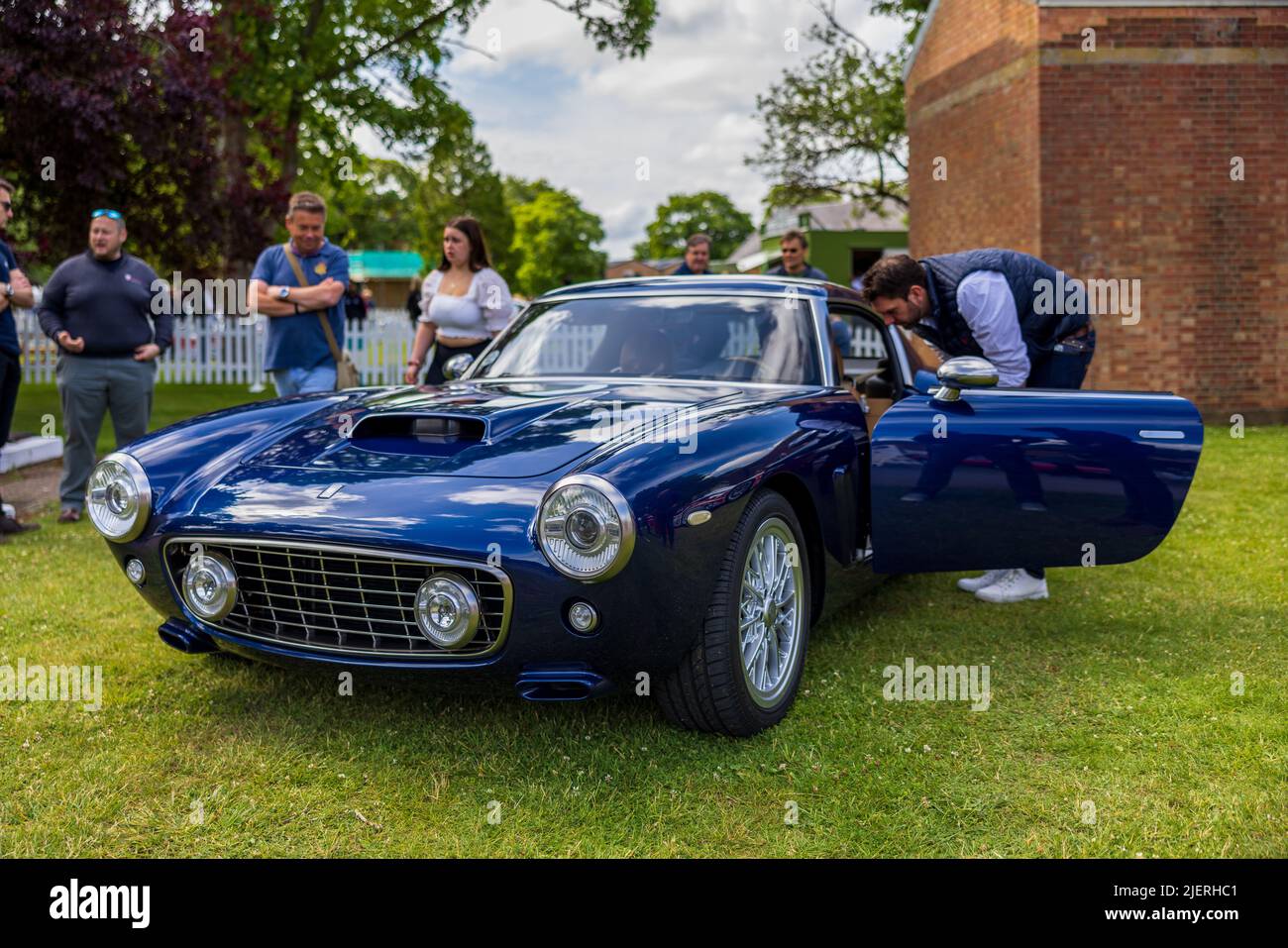 RML Short Wheelbase rende omaggio alla Ferrari 250 GT, in mostra alla gara del Bicester del 19th giugno 2022 Foto Stock