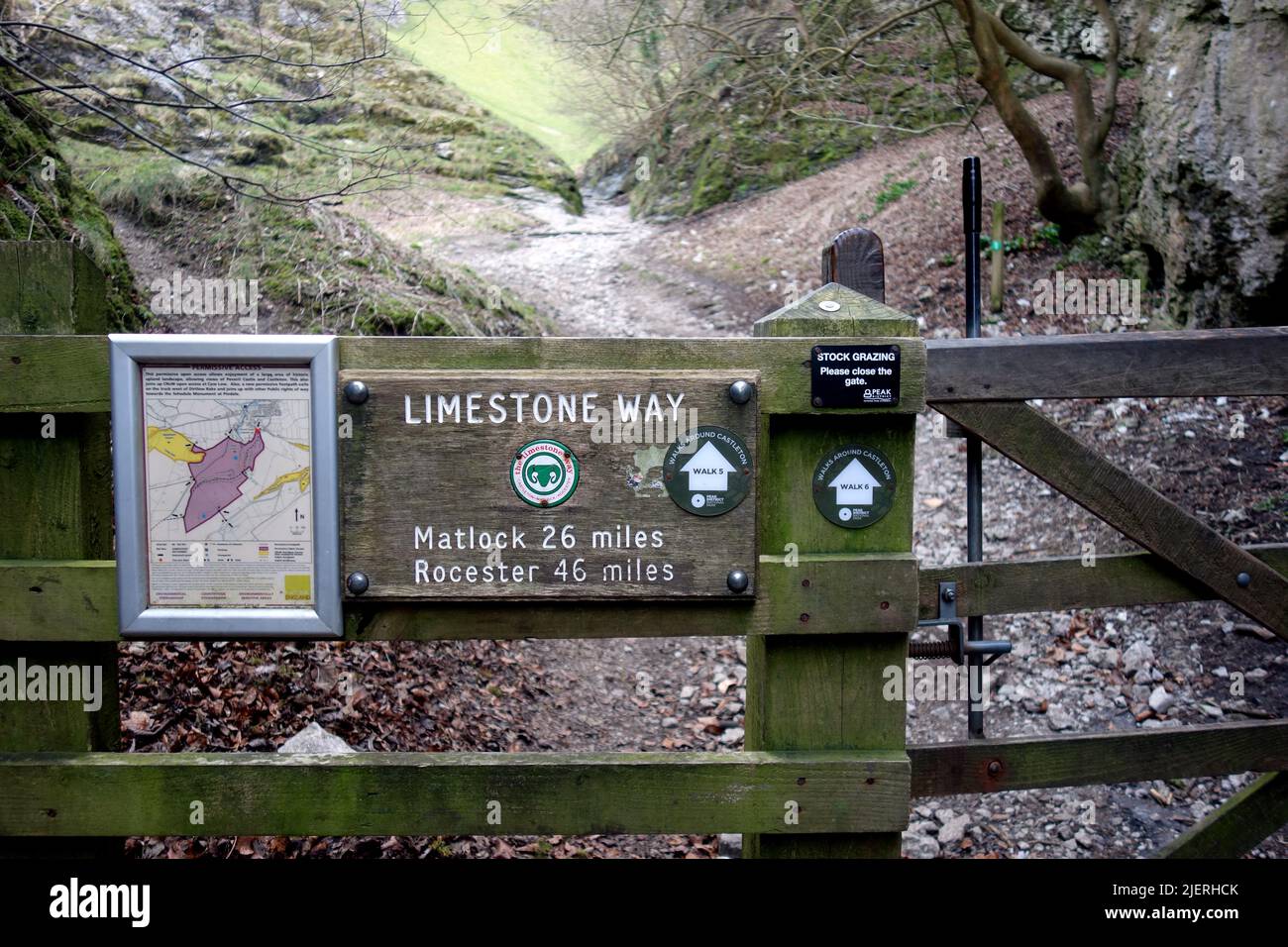 Recinzione in legno/cancello all'ingresso della Gola di Peak Cavern sulla via calcarea a Castleton, Derbyshire, Parco Nazionale del Peak District , Inghilterra, Regno Unito. Foto Stock