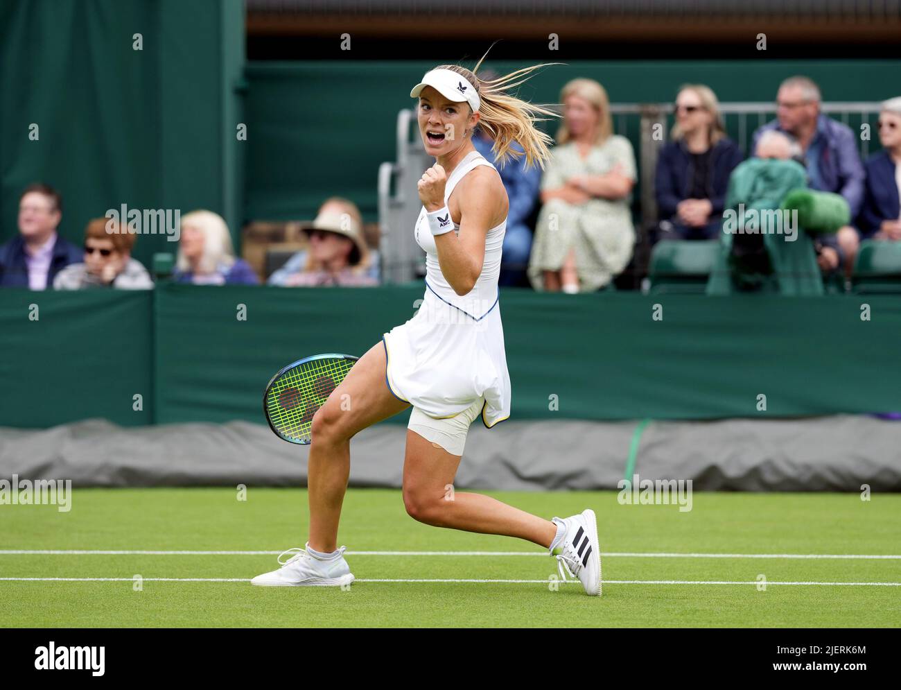 Katie Swan durante la sua partita contro Marta Kostyuk il secondo giorno dei campionati di Wimbledon 2022 all'All England Lawn Tennis and Croquet Club, Wimbledon. Data foto: Martedì 28 giugno 2022. Foto Stock