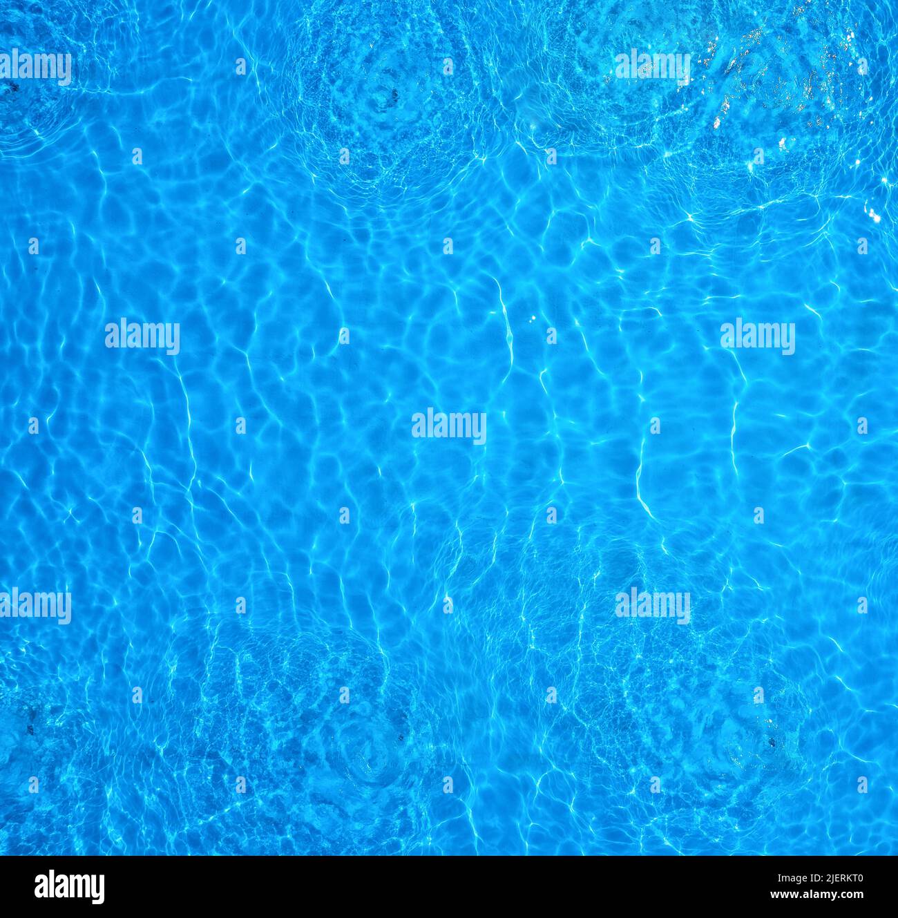 Acqua di piscina. Astratto blu acqua superficie di fondo texture. Vista dall'alto. Foto Stock