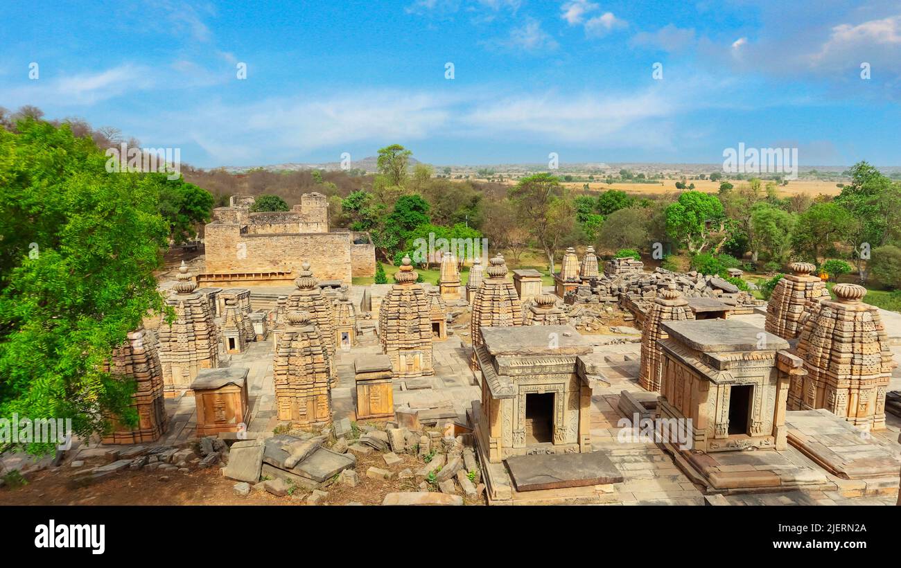 Vista dei Templi caduti e restaurati di Bateshwara Gruppo di Templi, Morena, Madhya Pradesh, India. Foto Stock
