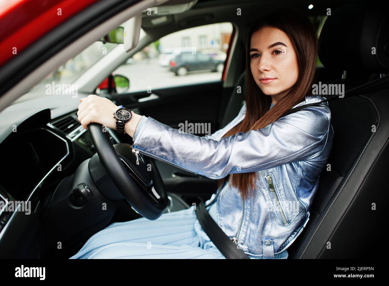 Splendida donna seduta all'interno dell'auto con porta aperta Foto stock -  Alamy
