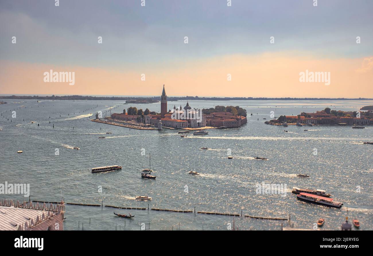 Ampia vista dell'isola di Giudecca, situata di fronte all'isola principale di Venezia. Italia, Europa Foto Stock