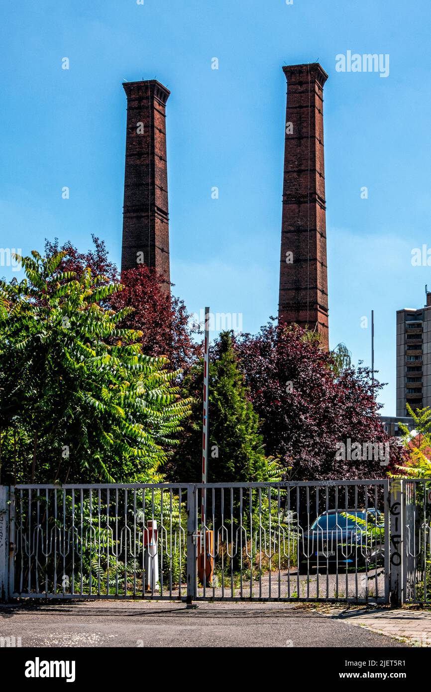 Camino pile di vecchio edificio storico al largo di Fröbelstraße 17, Prenzlauer Berg, Berlino Foto Stock