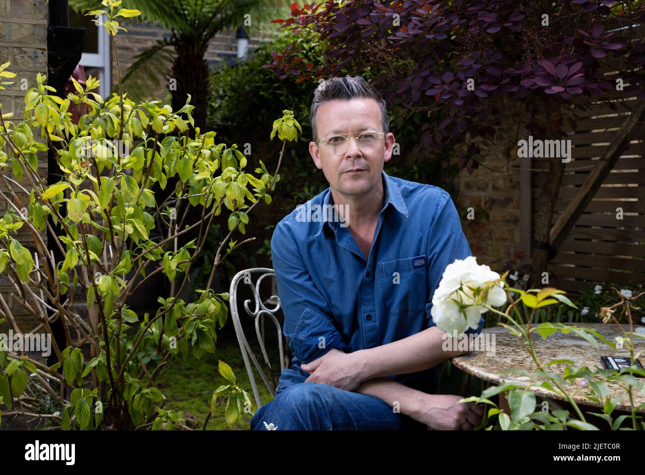 Enda Walsh, drammaturgo, fotografato a casa sua a Kilburn, londinese suona tra i dischi Pigs e la farsa di Walworth. Foto Stock