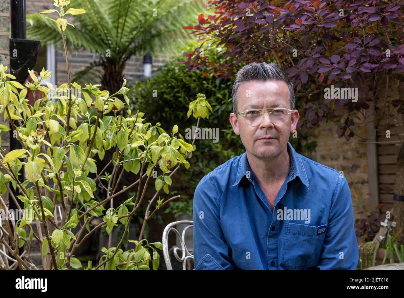 Enda Walsh, drammaturgo, fotografato a casa sua a Kilburn, londinese suona tra i dischi Pigs e la farsa di Walworth. Foto Stock