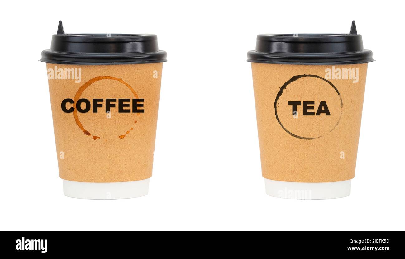 Caffè vs tè, due tazzine di carta isolate su bianco Foto Stock