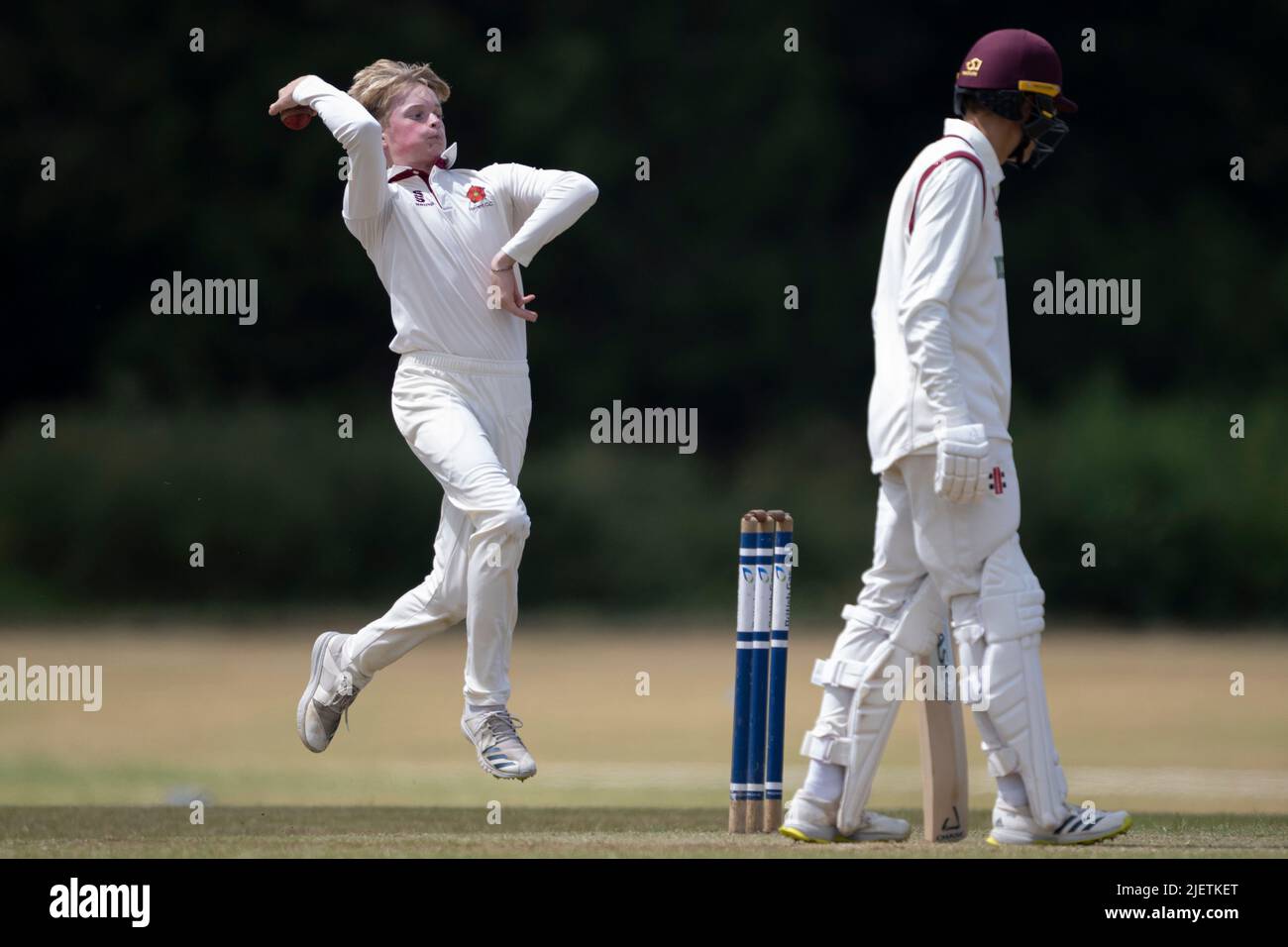 Teenage cricket bowler in azione Foto Stock