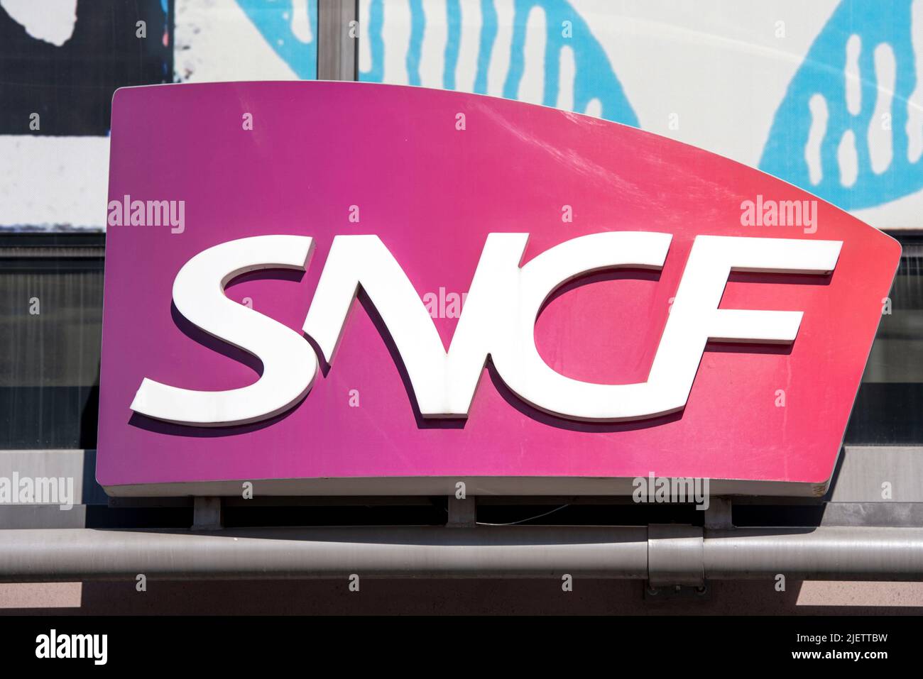 STRASBURGO - Apr 30: Primo piano del logotipo SNCF presso la stazione ferroviaria di Strasburgo, aprile 30. 2018 in Francia Foto Stock