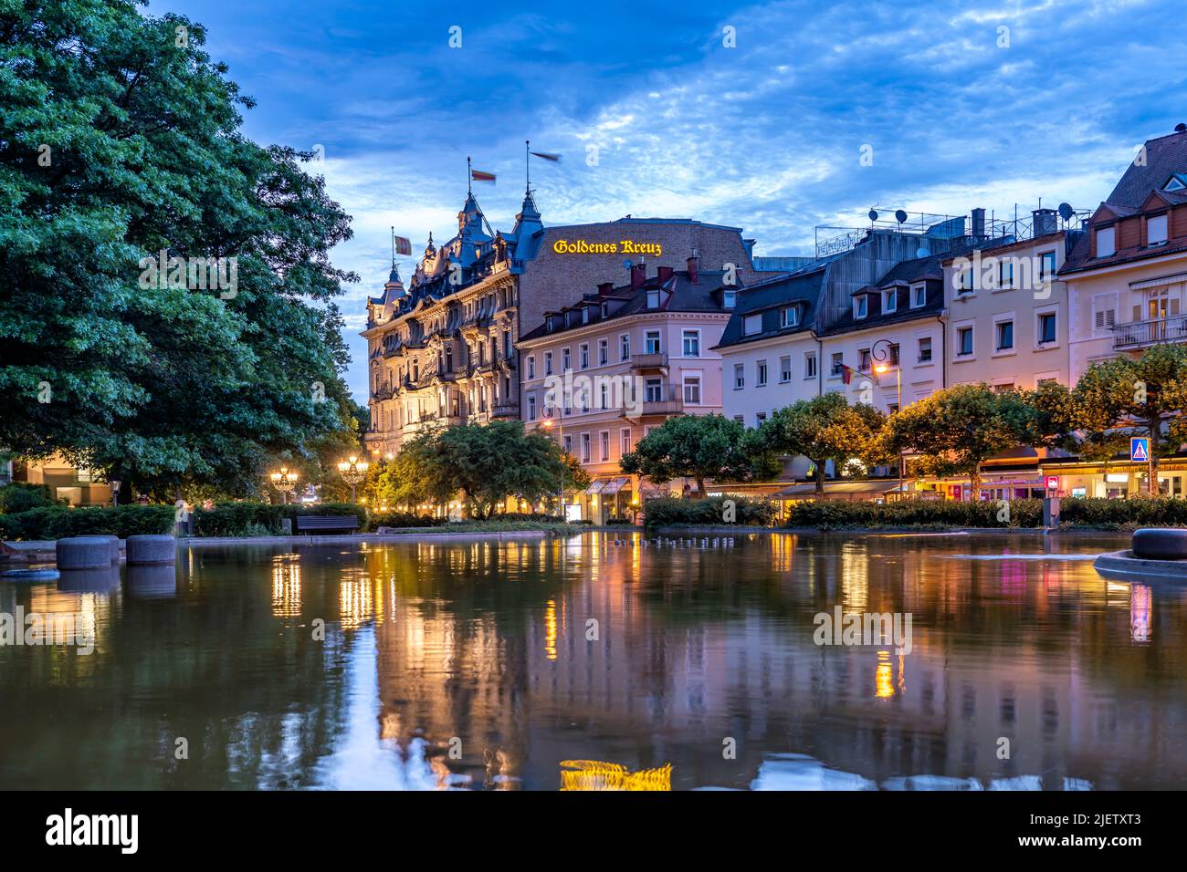 Das hististische Wohn- und Geschäftshaus Goldenes Kreuz in der Abenddämmerung Baden-Baden, Baden-Württemberg, Deutschland | edificio Goldenes Kreuz Foto Stock