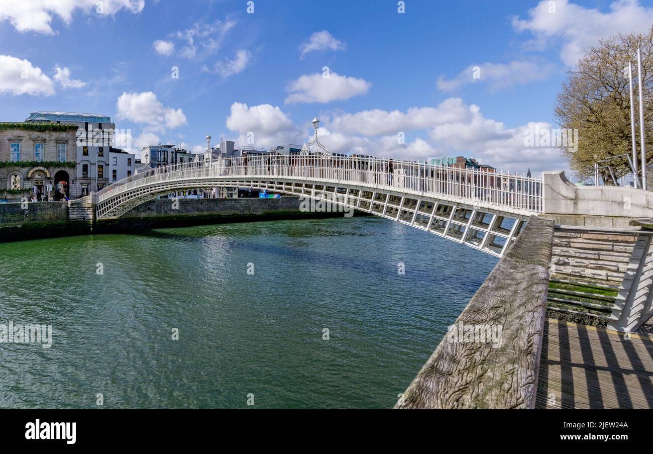 Ponte Halfpenny sul fiume Liffey a Dublino, Irlanda. Foto Stock