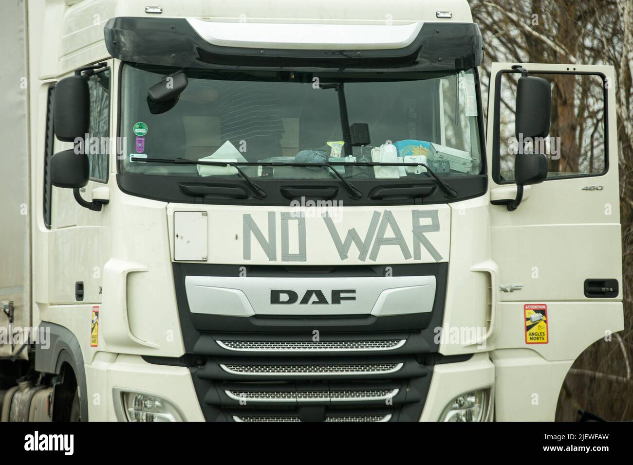 Un camionista, in protesta contro le ostilità in Ucraina, ha bloccato la parola 'NO WAR' sul camion, fatto di nastro adesivo a Slubice, in Polonia. Foto Stock