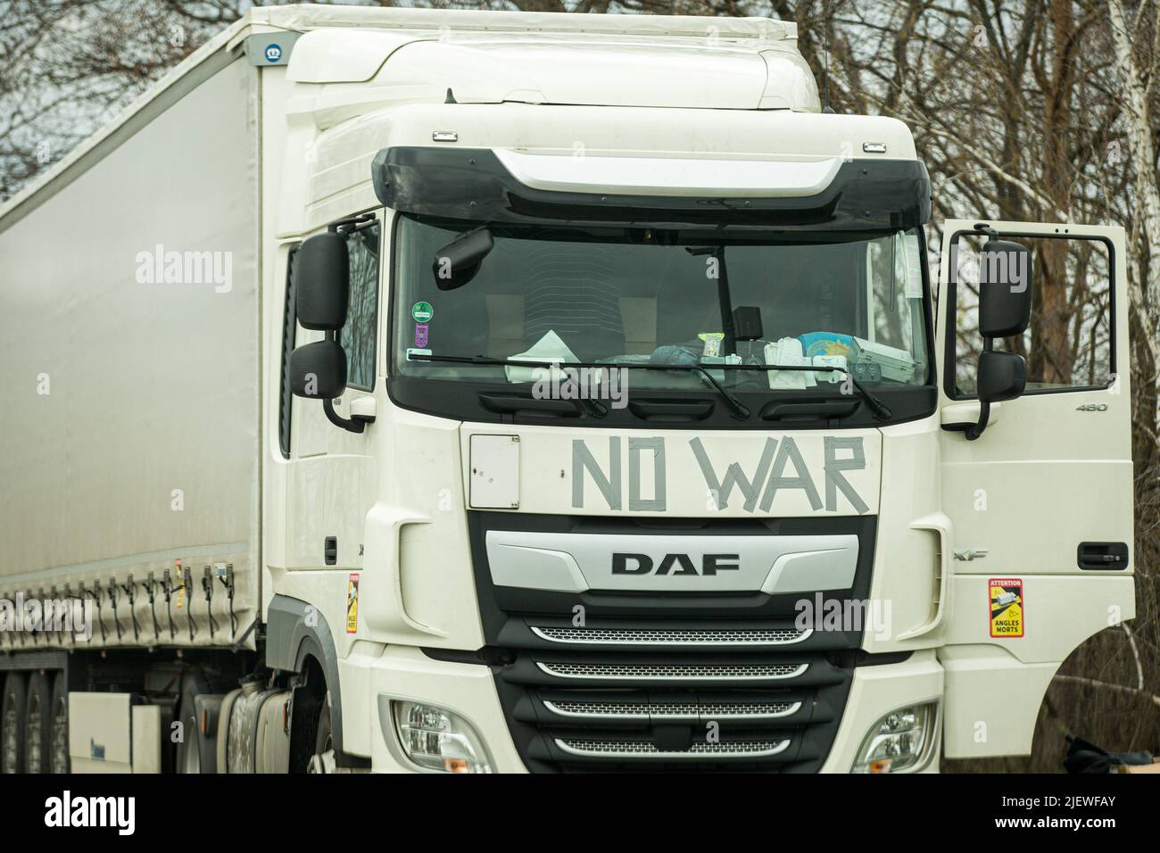 Un camionista, in protesta contro le ostilità in Ucraina, ha bloccato la parola 'NO WAR' sul camion, fatto di nastro adesivo a Slubice, in Polonia. Foto Stock