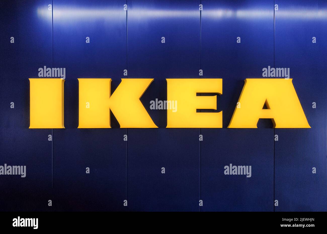 Valencia, Spagna - Giugno 2022: Logo IKEA giallo su una parete blu all'interno del parcheggio del negozio. IKEA è la più grande azienda al mondo di rivenditori pronti all'uso Foto Stock