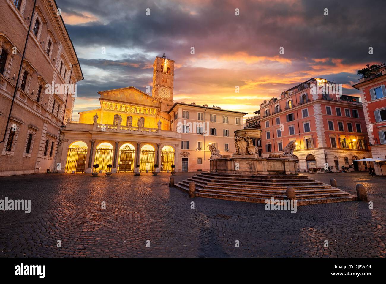 Roma, Italia al mattino alla Basilica di nostra Signora di Trastevere. Foto Stock