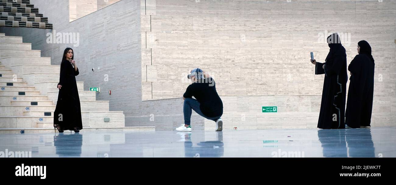 fotografo al lavoro katara teatro doha qatar Foto Stock