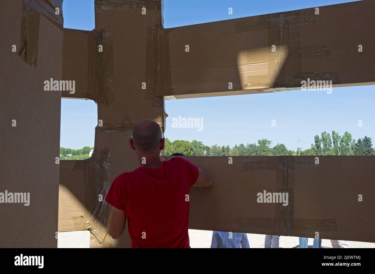 ZAT (zona artistica temporanea) al Parc Montcalm. Dagli edifici delle sorelle alle città effimere: Costruire con l'aiuto delle persone. Autore e regista Olivier Grossetete (Cie Olivier Grossetete). Montpellier, Occitanie, Francia Foto Stock
