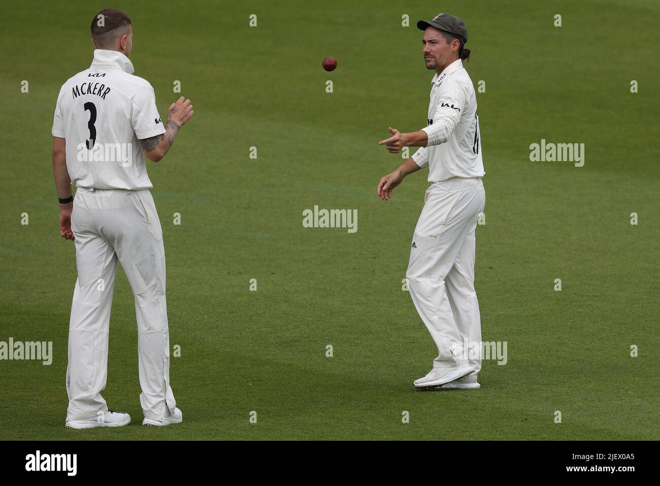LONDRA, REGNO UNITO. GIUGNO 28th Rory Burns of Surrey passa la palla a Conor McKerr durante la partita LV= County Championship Division 1 tra Surrey e Kent al Kia, Oval, Londra martedì 28th giugno 2022. (Credit: Robert Smith | MI News) Credit: MI News & Sport /Alamy Live News Foto Stock
