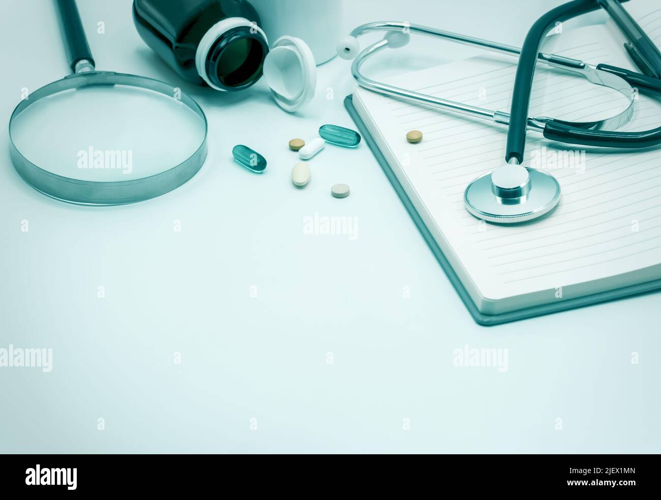 Cuffie mediche con medicina e notebook in stile vintage, lente d'ingrandimento, spazio copia Foto Stock