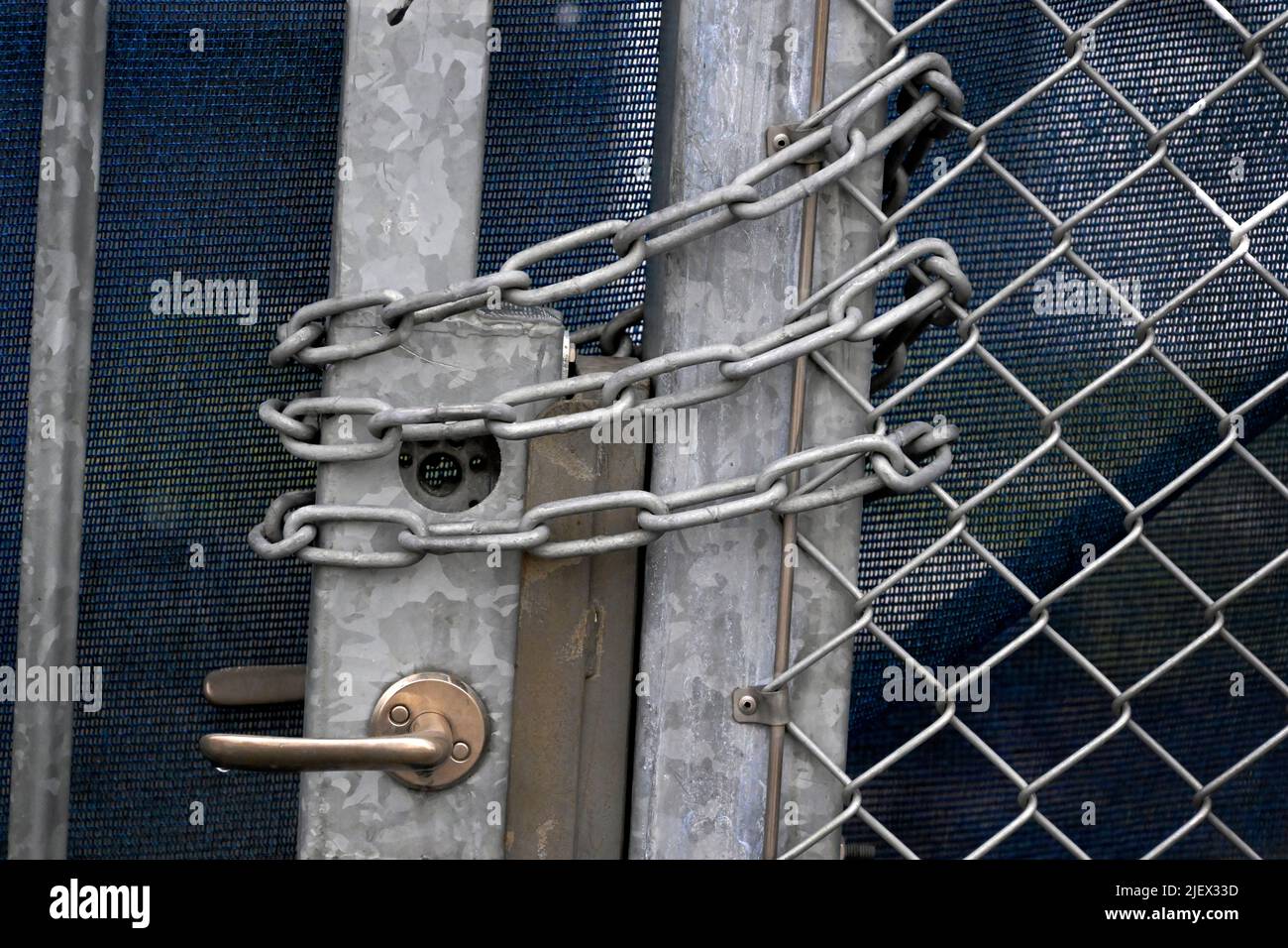 Porta a traliccio chiusa con una catena, senza entrata Foto: Janerik Henriksson / TT / code 10010 Foto Stock
