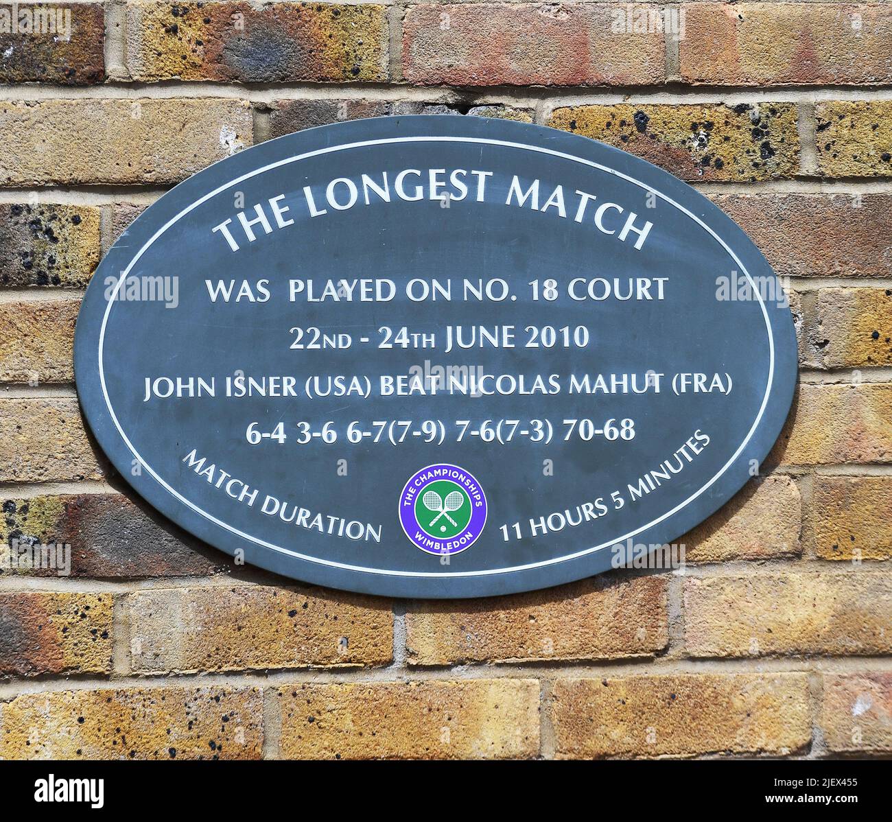 Londra, GBR. 28th giugno 2022. London Wimbledon Championships Day 2 28/06/2022 targa su Copurt 18 che ricorda la più lunga partita mai realizzata tra John Isner e Nicolas Mahut 22-24 giugno 2010 credito: Roger Parker/Alamy Live News Foto Stock