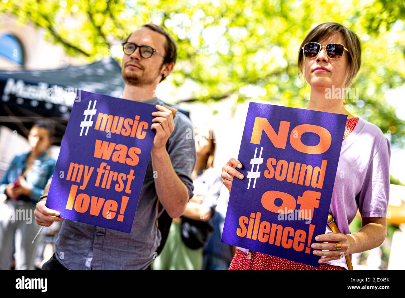 Hannover, Germania. 28th giugno 2022. La gente dimostra di fronte al parlamento di Stato della bassa Sassonia contro quella che vede come la precaria situazione della cultura popolare - le parole "Music era il mio primo amore!” e 'nessun suono di silenzio!' può essere letto sui cartelli. Secondo le associazioni, la cultura pop, rock e jazz non svolge praticamente alcun ruolo nel finanziamento musicale dello stato. Credit: Moritz Frankenberg/dpa/Alamy Live News Foto Stock